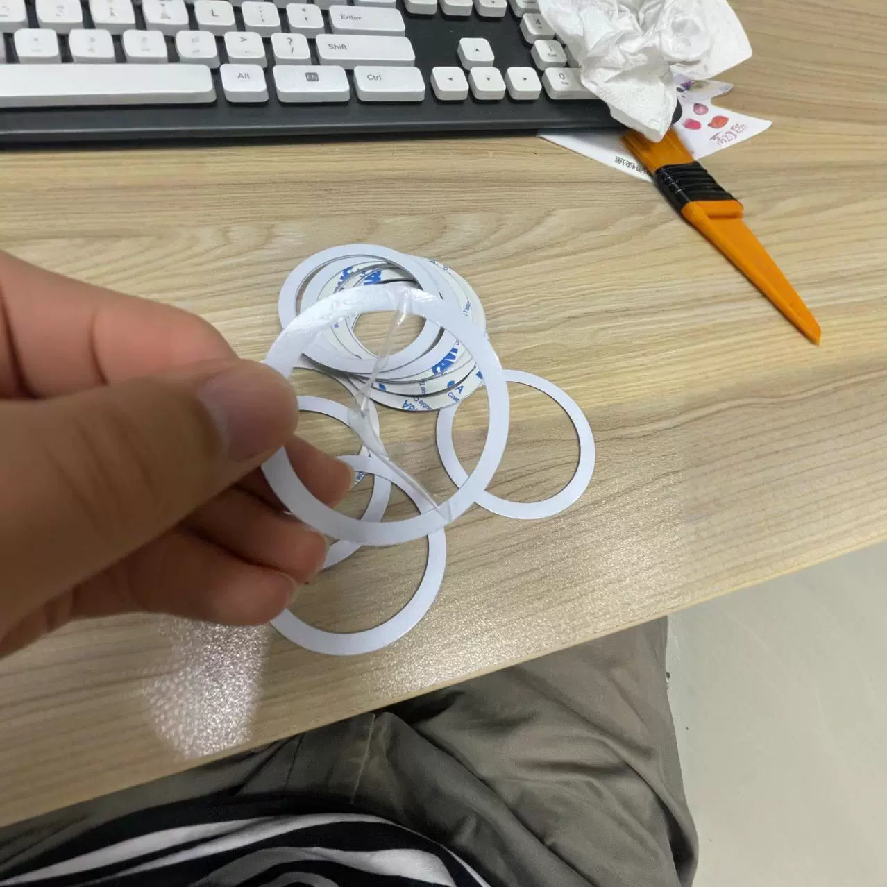 Mobile phone magnetic absorbing bracket Dagging ring white silk -printed belt coverage with back glue itself does not have a magnetic iron ring