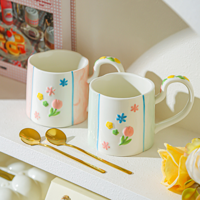 Taza de flores de cerámica para el hogar, taza de mano femenina de alto valor, taza de desayuno, taza de leche de corazón de niña, taza de agua, color bajo vidriado