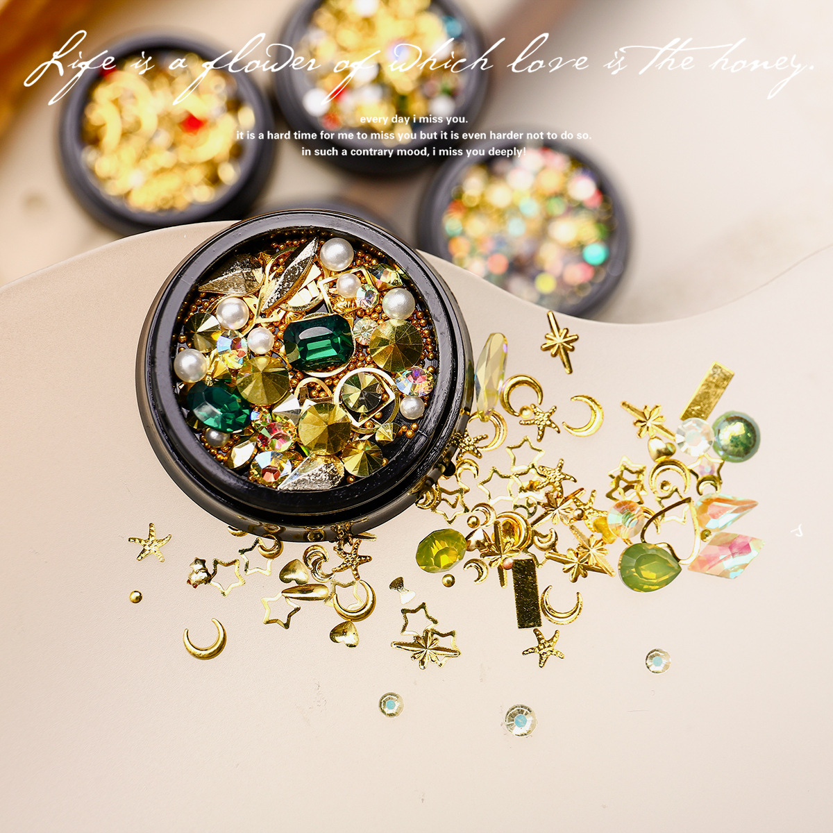 Nuevas joyas de manicura transfronterizas joyas de la luna de estrellas mezcladas caja de metal conjunto de cobre popular remaches accesorios de manicura