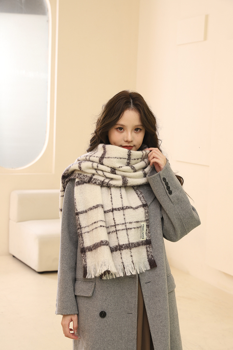 Écharpe pour fille hiver 2024 nouvelle écharpe à pompon polyvalente haut de gamme version coréenne, châle chaud et épais, beige tendance_voghion.com