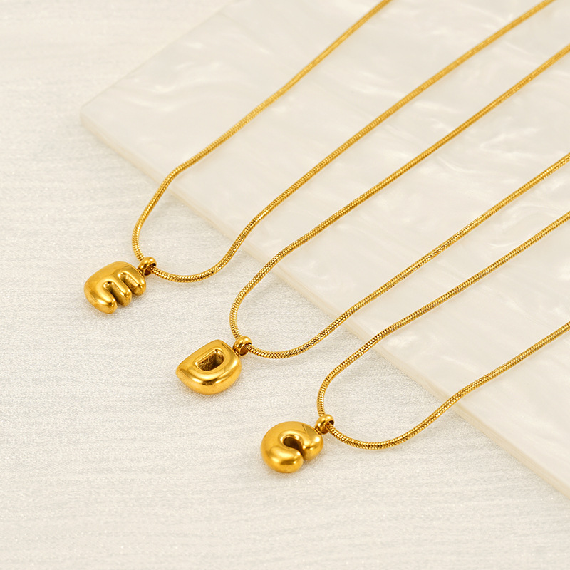 Lujo ligero transfronterizo 26 colgantes de letras gordas cadenas de hueso de serpiente 18K diseño de oro temperamental collar de acero de titanio versátil