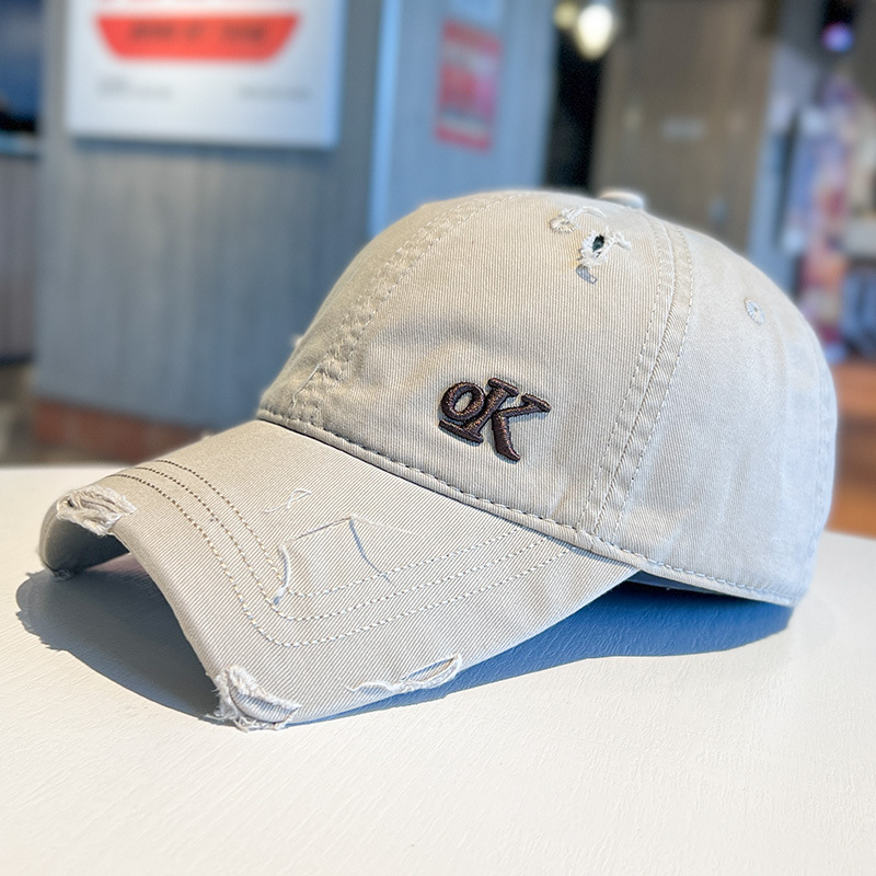 Sombreras de béisbol bordadas con letras personales moda para hombres y mujeres agujeros rotos gorra de boca de pato de pareja gorra de vaquero