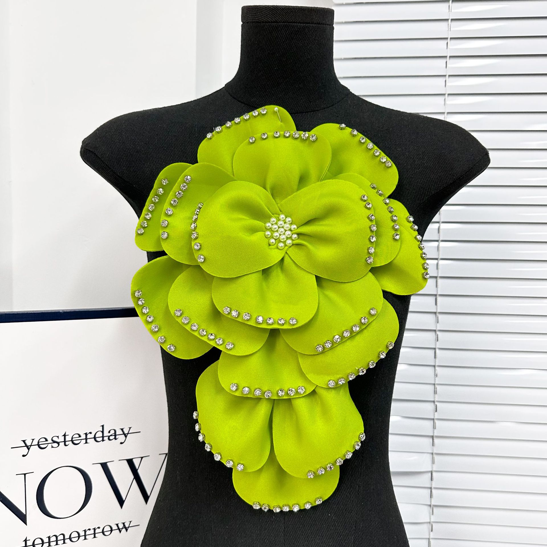 Pequeña multicapa tridimensional perlas de clavos de tela de alta calidad, ropa de flores grandes DIY, vestido, tocado, joyas para el cabello, joyas para el pecho