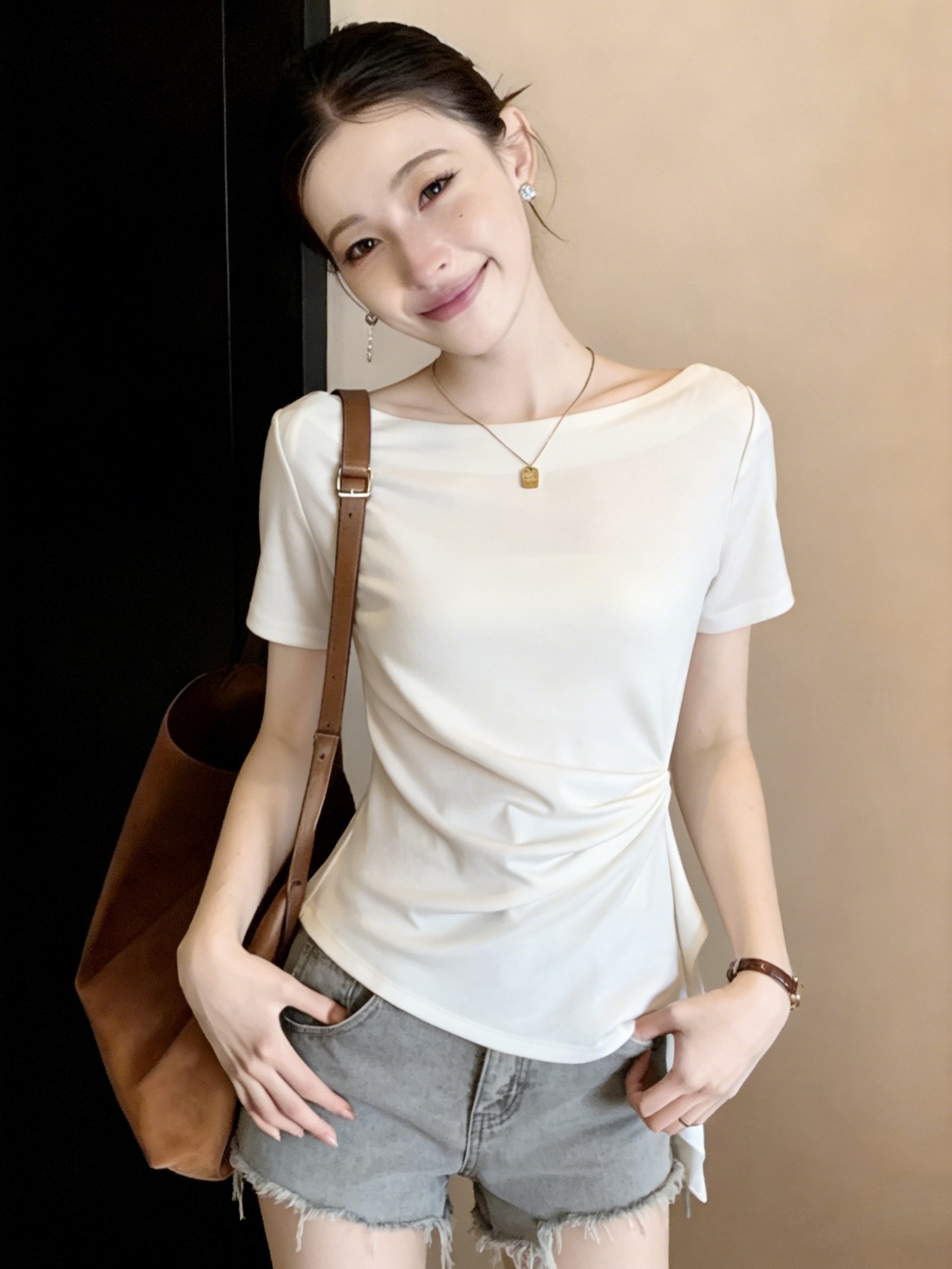 Áo thun nữ cổ yếm tay ngắn, phom rộng eo thắt, che bụng — màu đen