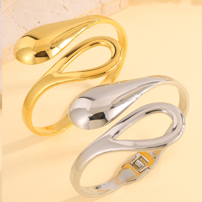 Brazalete de acero de titanio de diseño simple y exquisito abertura hueco abraza brazalete de oro de 18k elástico joyas de brazalete cruzada