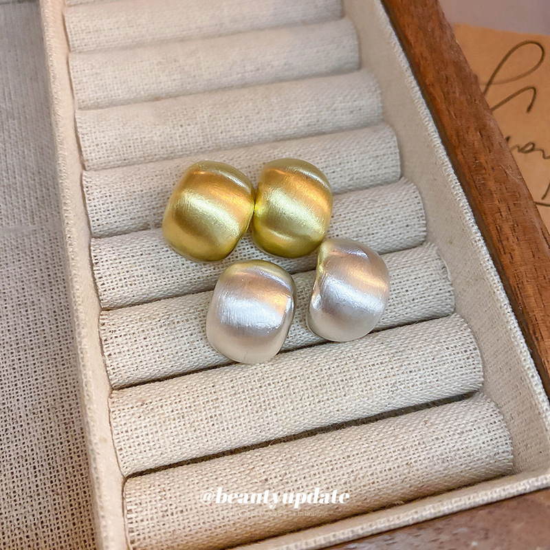 Pendientes de estilo frío de nicho europeo y americano de moda pendientes de diseño personalizado para mujer Pendientes de metal de aguja de plata estilo cepillado en forma de C