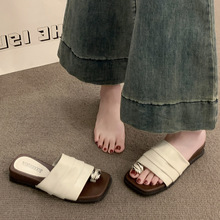 �nʽ�L�ް�һ����Ů�����⴩�¸������bٴ�r�Л���Ь�ճ��ٴ�