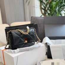 피�Ʒ�|19��С���Lϵ����ƤŮ���S�Դ��μ�б����r��Ů��