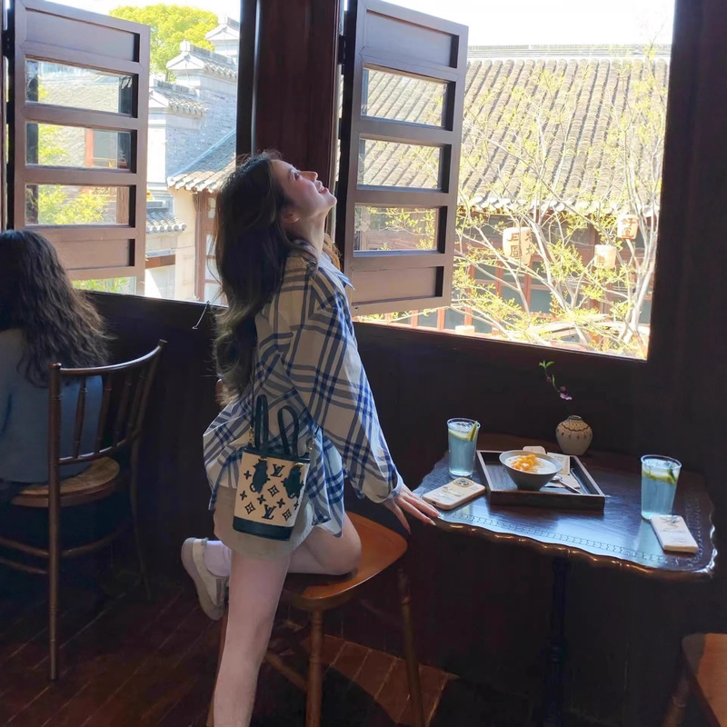 Color-Blocked Blue and White Plaid Single-Breasted Lapel Sun Protection Shirt Jacket Summer Vacation Style Niche Top Autum