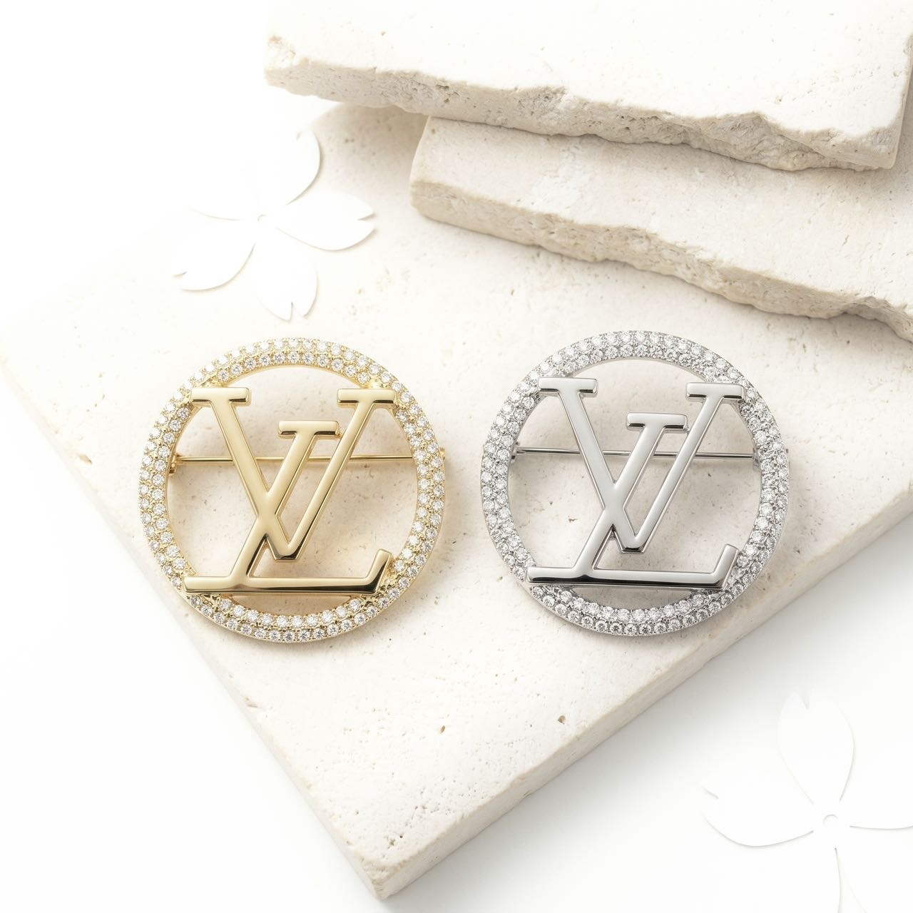 High-quality rhinestone round brooch, double-letter pin, a sophisticated and luxurious brooch to complement a coat, alloy accessory