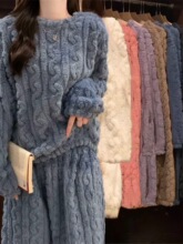 ɺ���q˯�¶���Ů��ӽq�ɼ����b����m�q�Ӽҷ����e���⴩˯ѝ