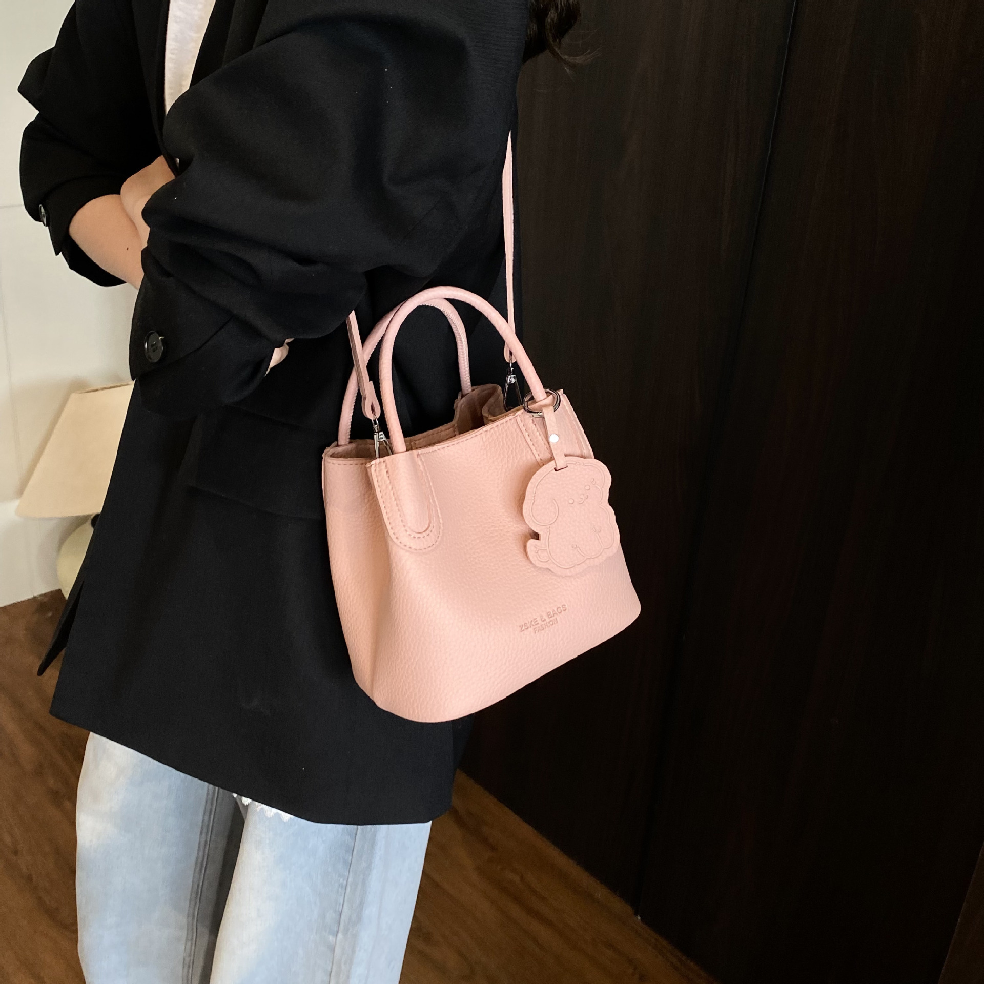 Bolso de patrón de lichi de alta gama para damas 2025 verano nuevo bolso de mensajero popular de todo fósforo bolso de cubo portátil de moda