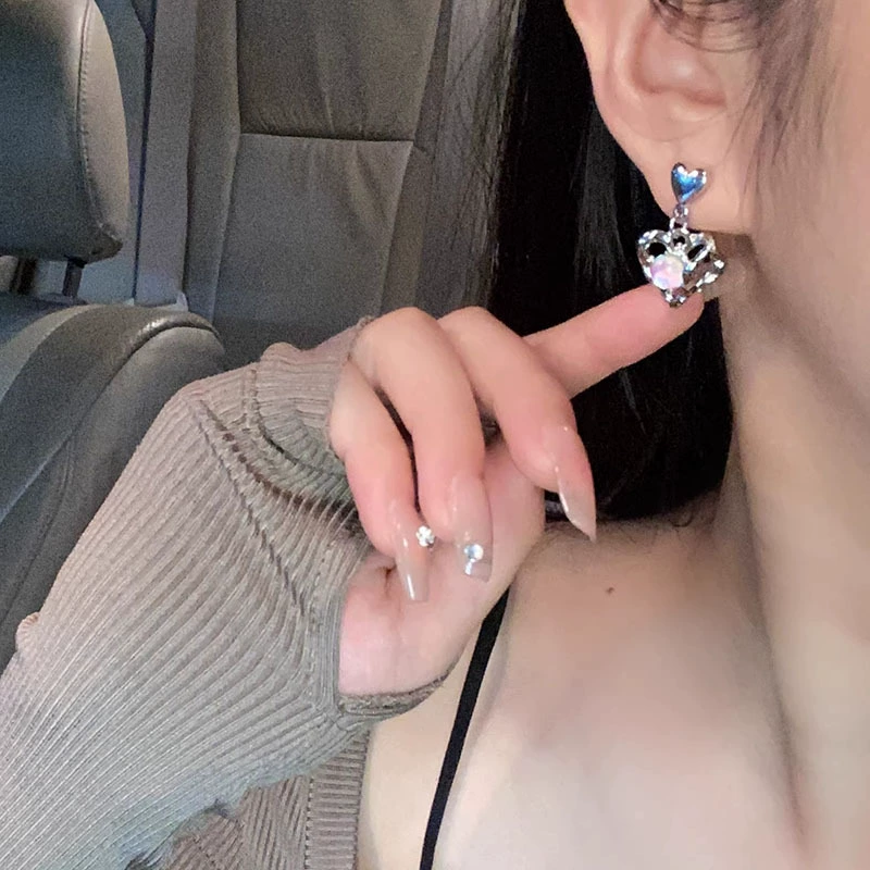 Серебряная игла, дизайнерские серьги, коллекция 2023 года, тренд сезона