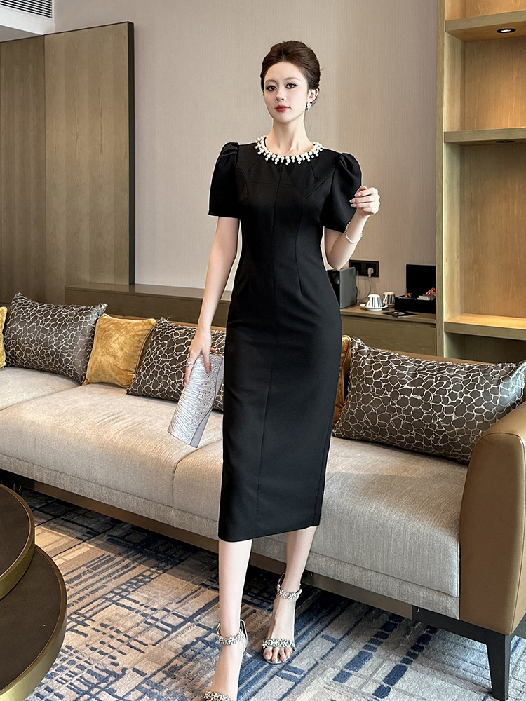 Đầm nữ kiểu Pháp cổ tròn đính ngọc trai thắt eo dài quá gối màu đen phong cách Hepburn — Màu đen