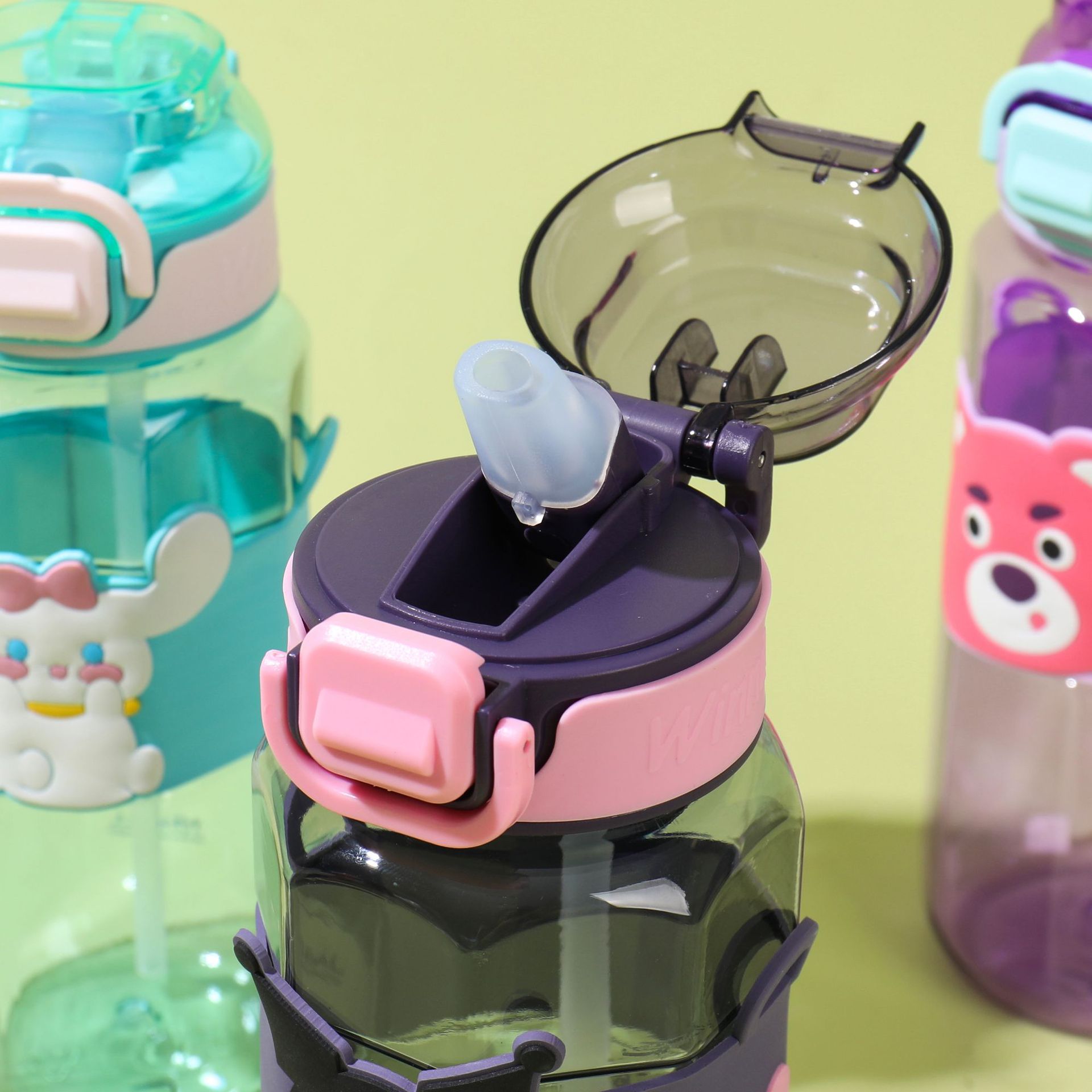 Taza deportiva de plástico con pajita, diseño de dibujos animados de alto valor, taza rebotadora, venta directa de fábrica.