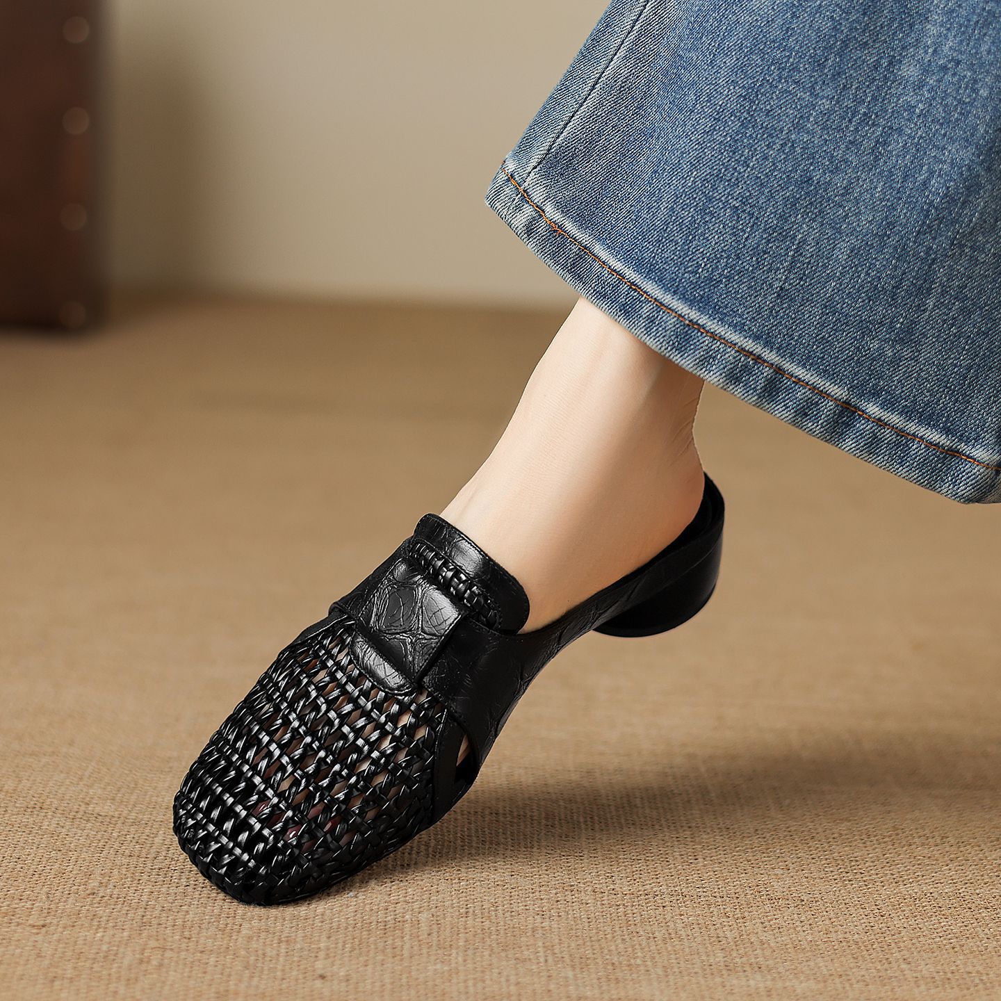 Sandal nữ quai chữ V mũi kín phong cách vintage gót thấp — đen