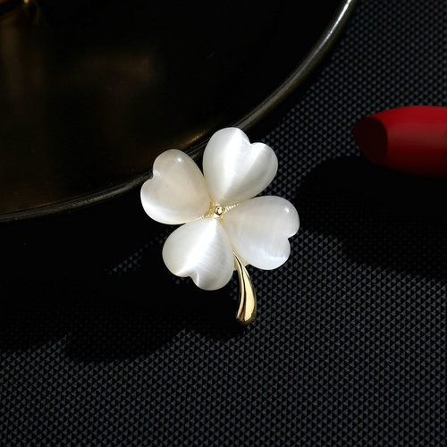 New autumn and winter clothing trendy niche versatile cardigan anti-exposure fixed clothing pin cat's eye lucky grass brooch