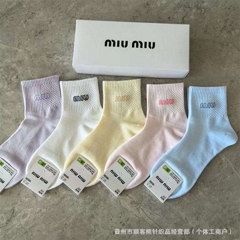 新製品 miumiu 綿靴下箱入り 5 足ミッドチューブレディースソックス水玉文字トレンディソックスシンプルでファッショナブルな外国貿易靴下|undefined
