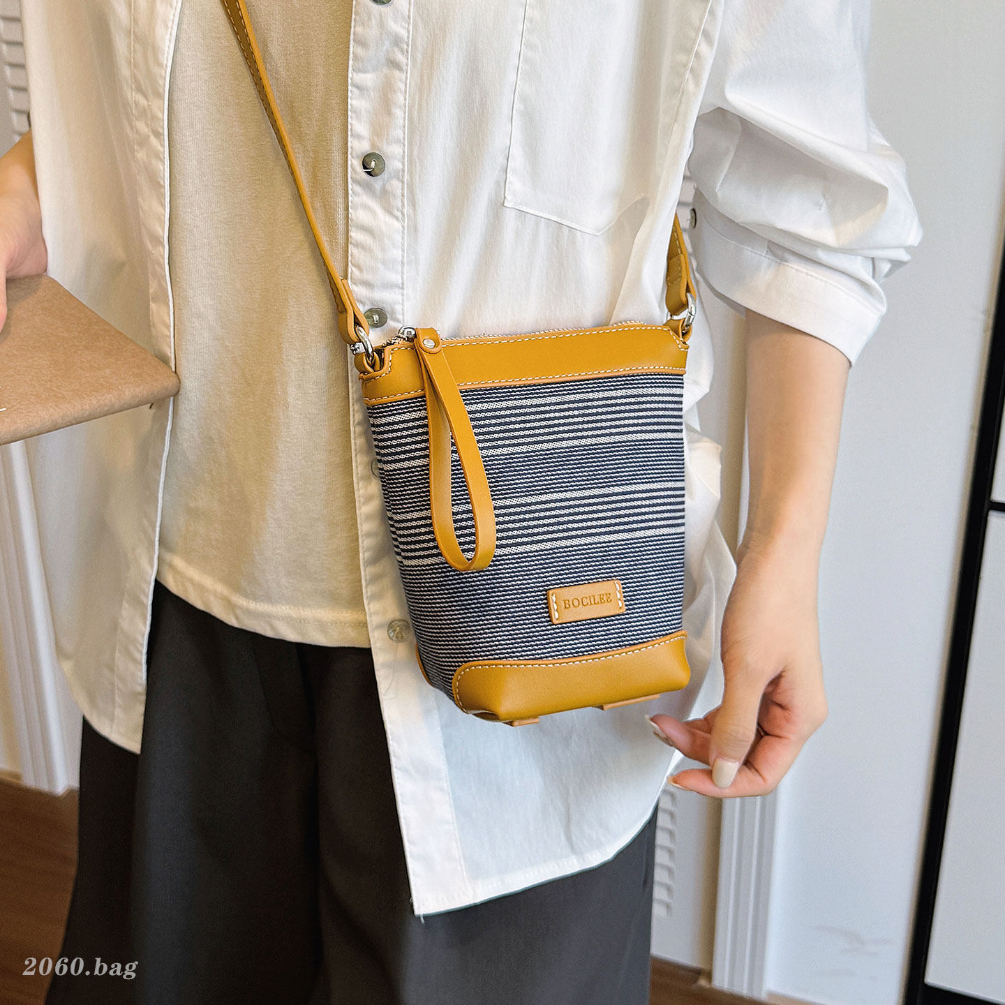 Colores contrastantes bolsos casuales balde de agua para teléfonos móviles coreanos versátiles de hombro retro 2026 bolsos de mujer a rayas nuevas bolsas
