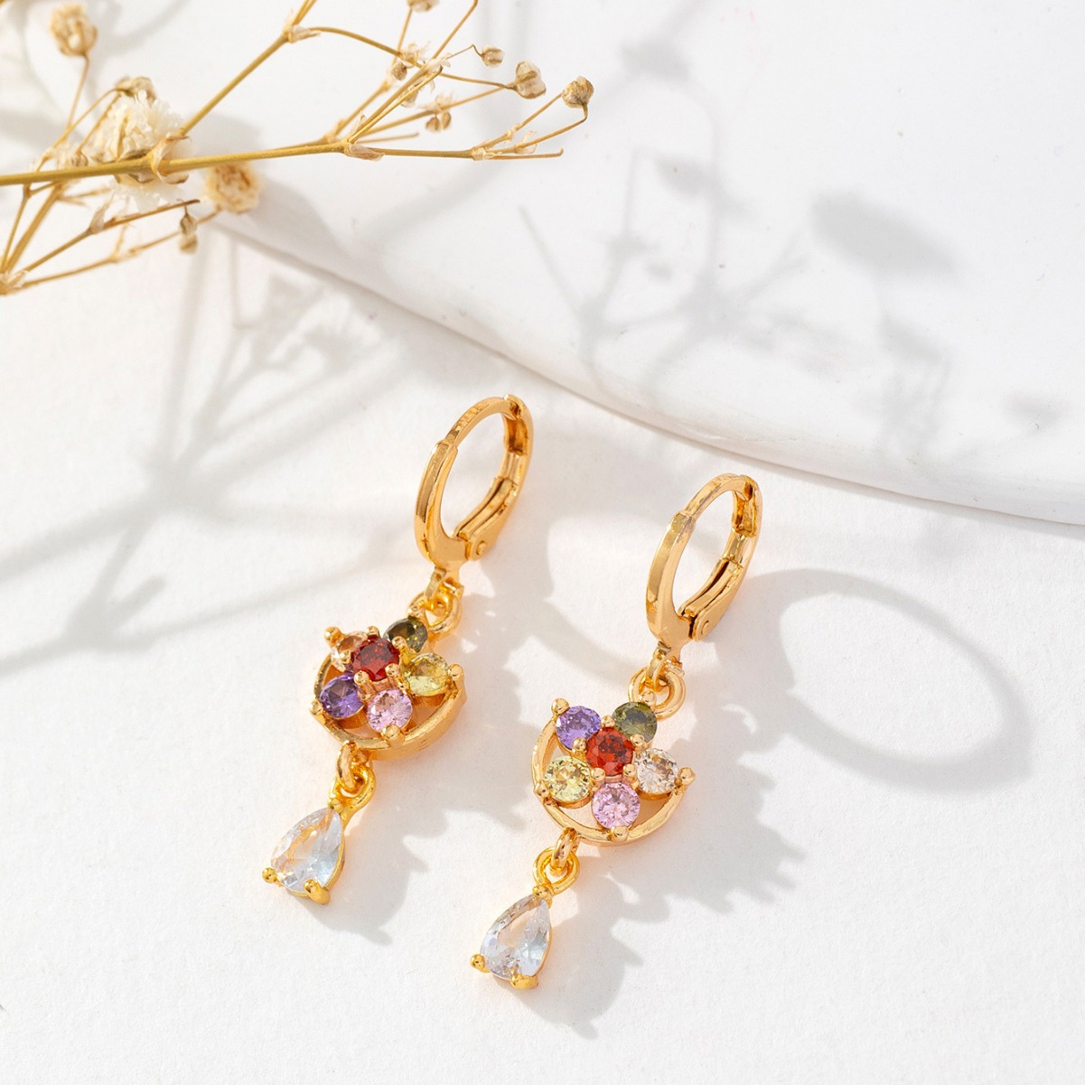 2023 nuevo estilo de explosión transfronteriza europea y americana color zircon ligero de lujo versátil pendientes de nicho simple flores gotas de agua
