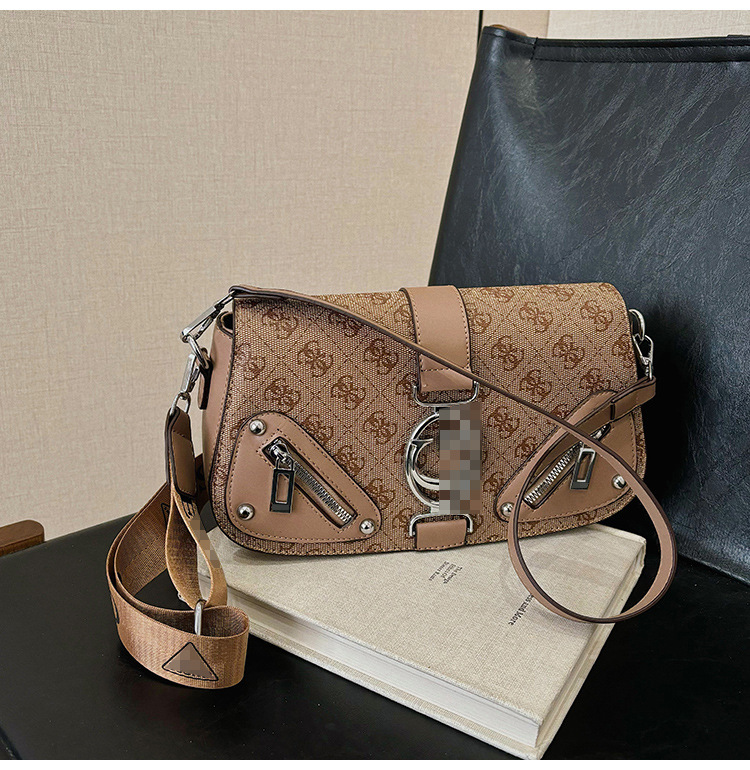 Bolso pequeño estilo motocicleta fresco de moda para mujer 2025 nuevo bolso de cadena de diseño de nicho bolso de mensajero de hombro de moda de primavera y verano