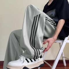 パンツを合わせた男性のゆったりとしたワイドパンツ春秋高級感のあるごろつきが格好いいカジュアルパンツのストレートパンツの新型ブームです。