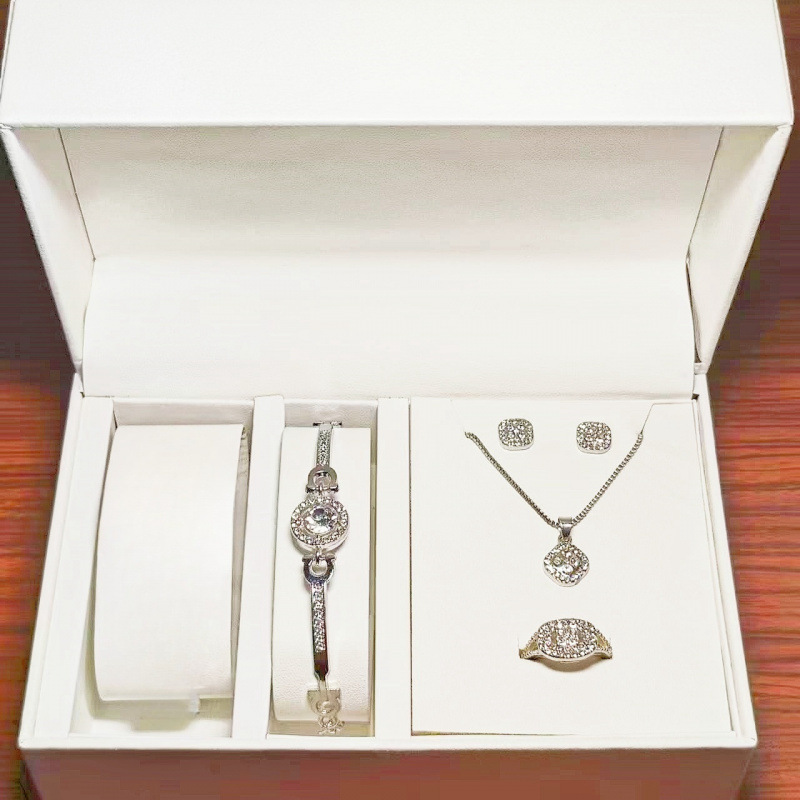 Серебряный комплект из четырех предметов из гипсофилы (ожерелье, кольцо, серьги и браслет), который не выцветает.