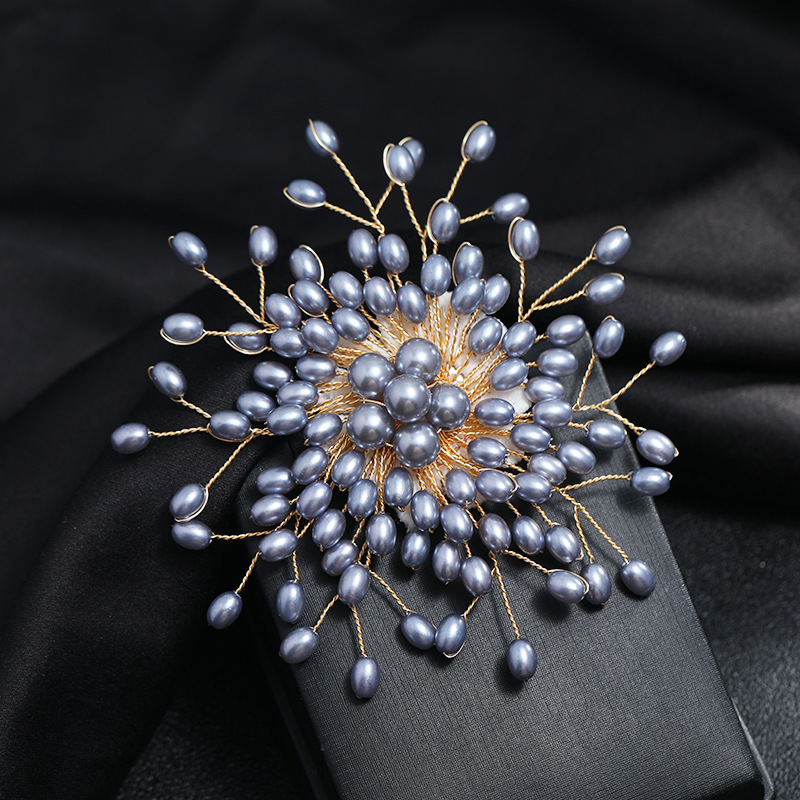 Elegante elegante de lujo broche de perlas de imitación de moda de las mujeres todo fósforo copo de nieve PIN de alta gama elegante ramillete ACCESORIOS DE LA CAPA