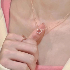 ロマンチックな桜のネックレスの女性2025の新型の精巧な組み合わせの首の鎖の軽い豪華な高級な大衆の設計感の鎖の鎖の潮