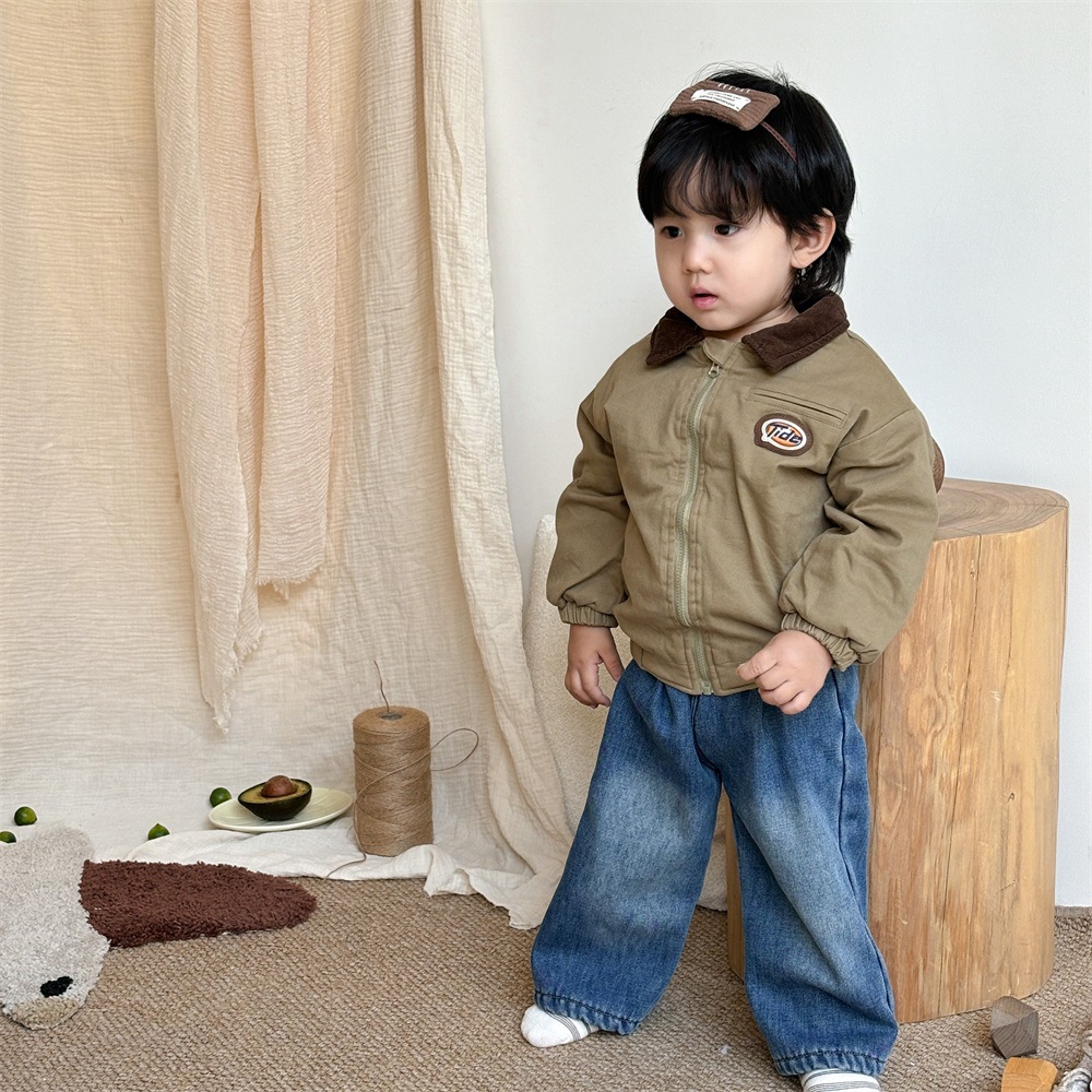 Chaqueta de niño ropa de otoño e invierno 2024 nuevos niños guapos traje retro estilo de Hong Kong chaqueta gruesa acolchada para bebé
