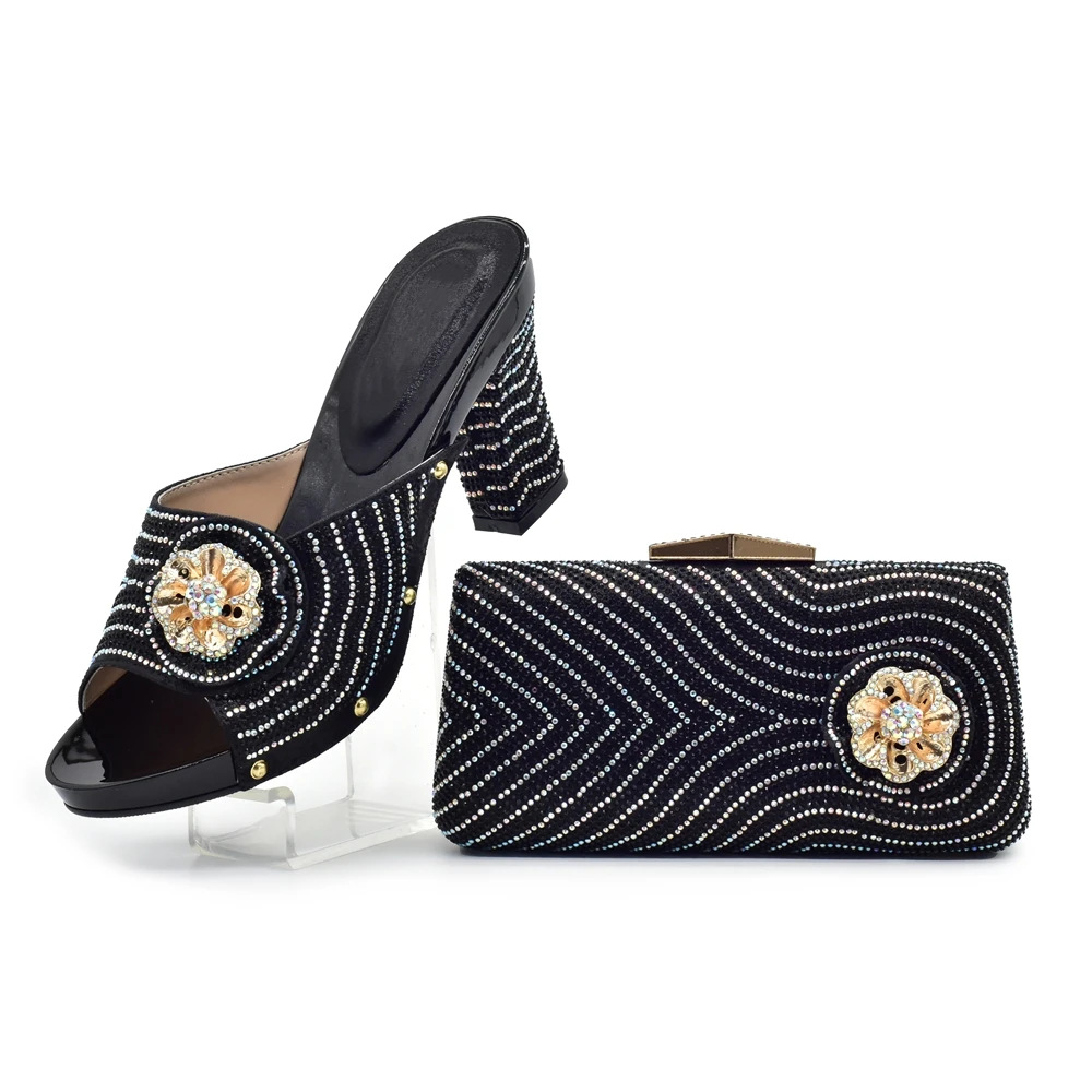 Pair the evening with floral embellished round toe high-heeled sandals and a stylish clutch casual suit_vogvips.com