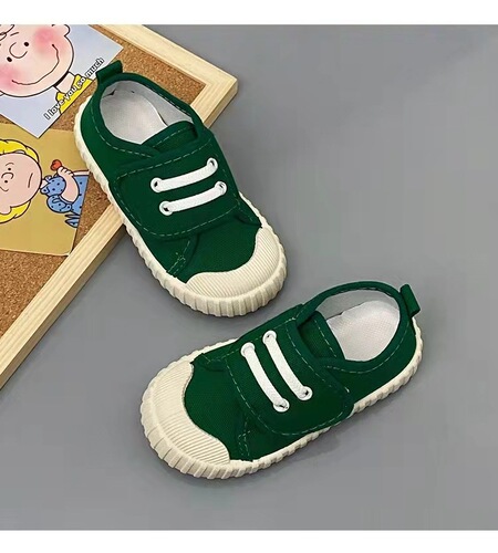 Preschool indoor shoes for babies: soft-soled canvas sneakers—spring-style white shoes for girls, and Velcro-fastened kids' shoes for boys.