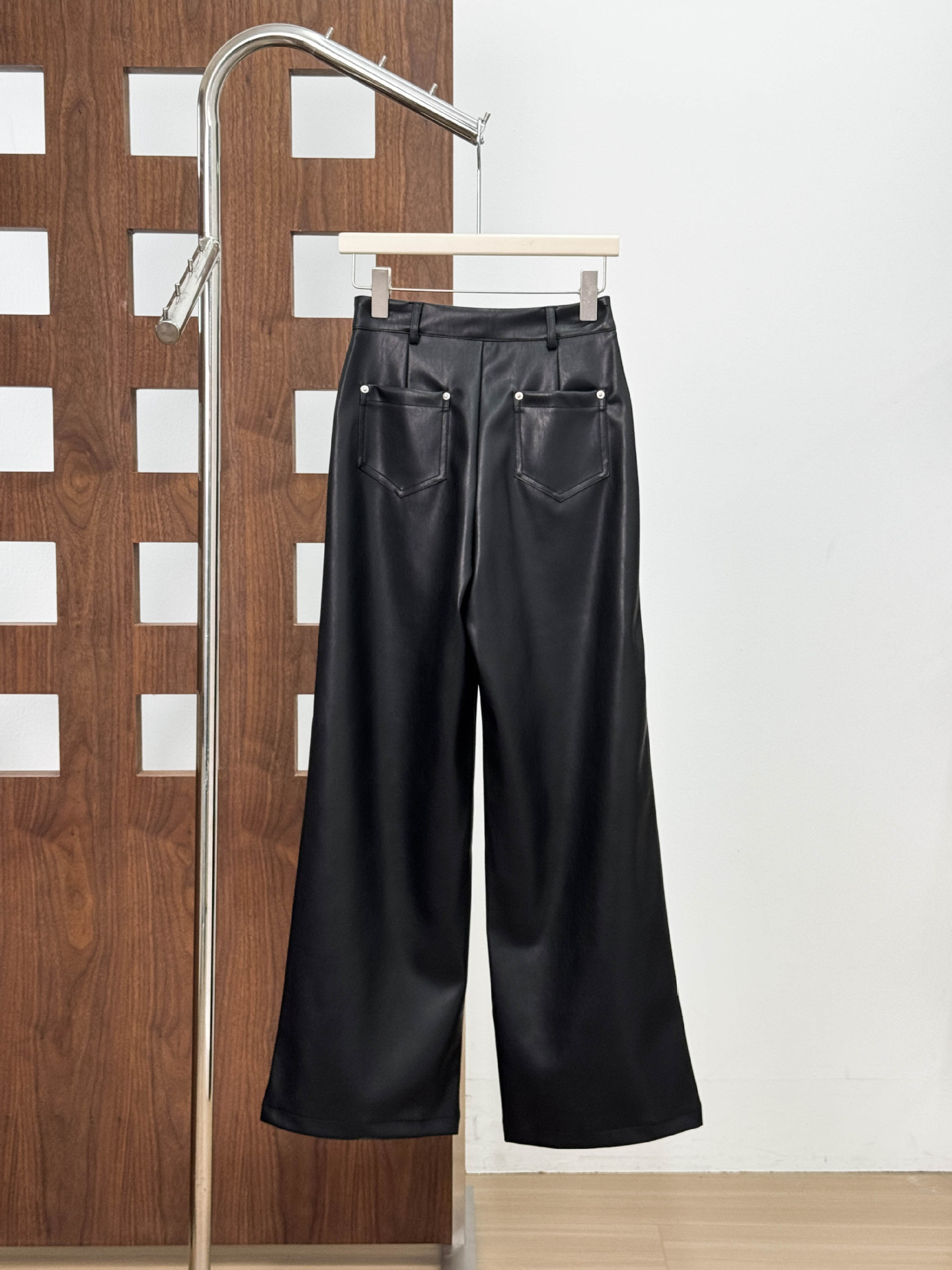 2025 otoño y invierno nuevos pantalones de piernas anchas de cuero negro de cintura alta y delgada pantalones de cuero rectos de tendencia casual universal