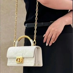 D家の女性のハンドバッグの黒色の小さい牛革の針法の古い金色のハンドルの新型のCDのバックルの藤の格の本革の女性のカバン