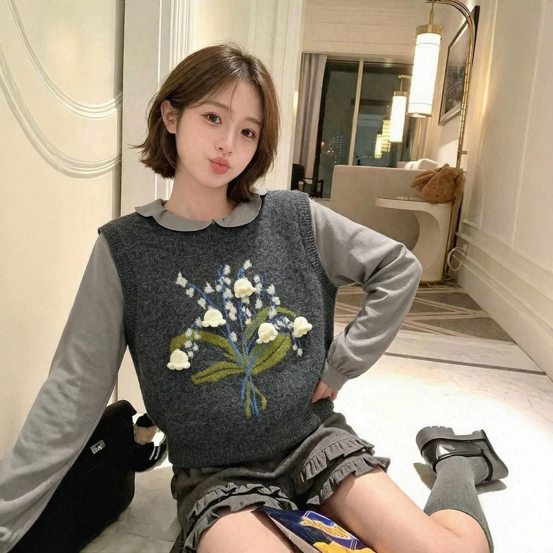Youthful and versatile three-dimensional crochet sweet knitted vest, slimming Korean-style round-neck sleeveless sweater for women