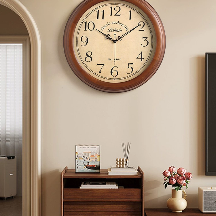 Американские настенные часы 2025 года, новый стиль, массив дерева, ретро, простой домашний настенный крепеж, европейский стиль, бесшумные, светлые, роскошные часы