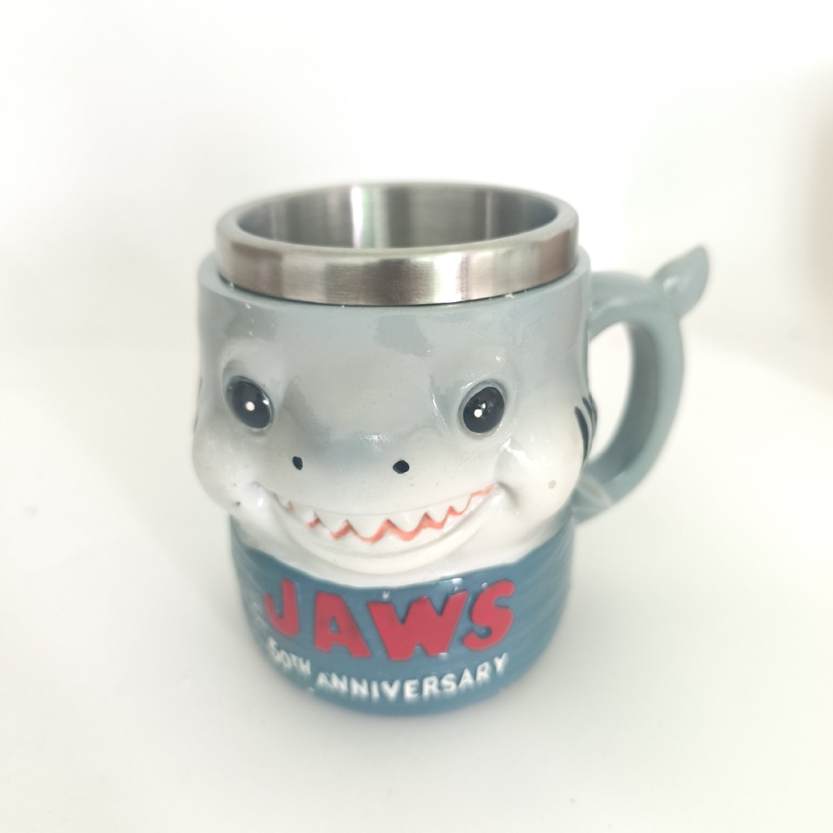 Linda taza de tiburón de ojos grandes (tamaño pequeño con boca de pie)