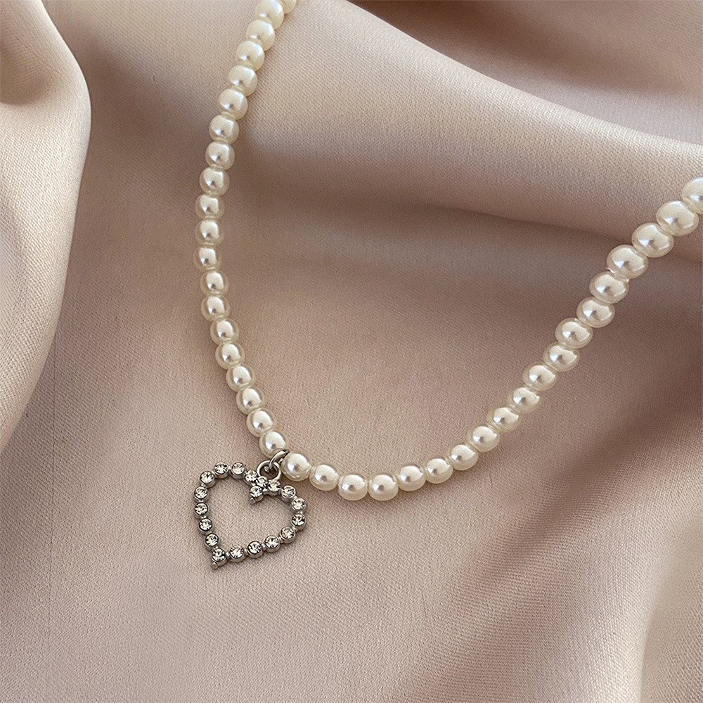 Retro Pearl Clavicle Chain Necklace Short Hollow Heart Necklace display picture 6