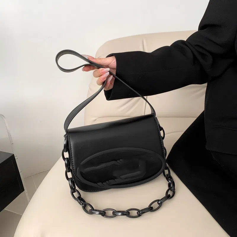 2024 nuevo bolso Dingdong de nicho de moda, bolso cuadrado pequeño negro, bolso de cuero suave, bolso de mujer de un solo hombro y axila de estilo occidental