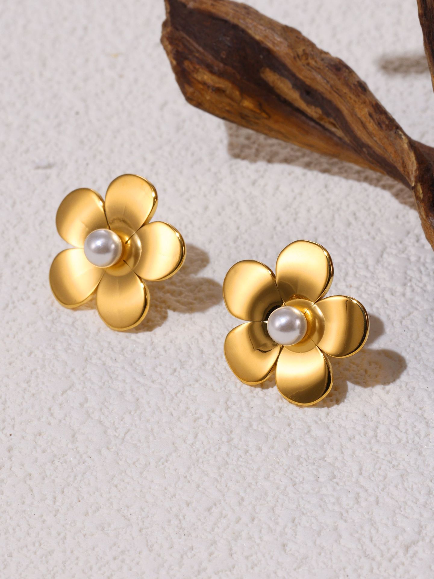 Quadratische Ohrringe mit zuckerartiger Blütenblattstruktur und Perlenbesatz, Damen-Ohrringe aus Edelstahl und passende Ohrringkombination_voghion.com