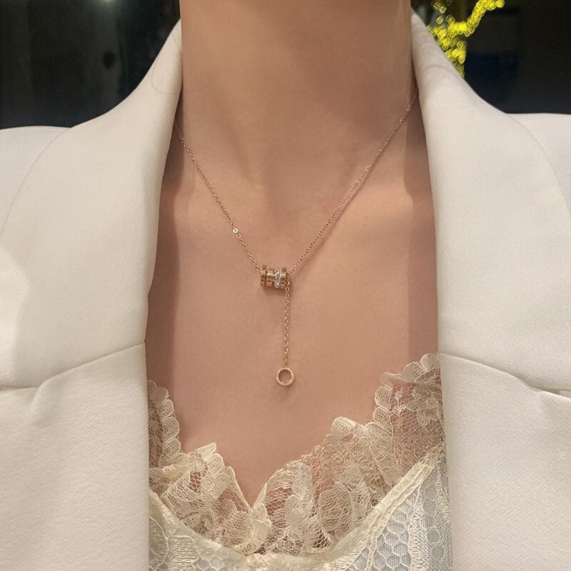 Titanium steel non-fading necklace Women's Small waist necklace light luxury internet celebrity niche high-end design sense all-match clavicle chain fashion