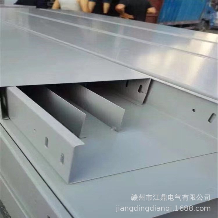 广东深圳厂家直销300*100喷塑隔板式镀锌隔板式电缆桥架全国发货