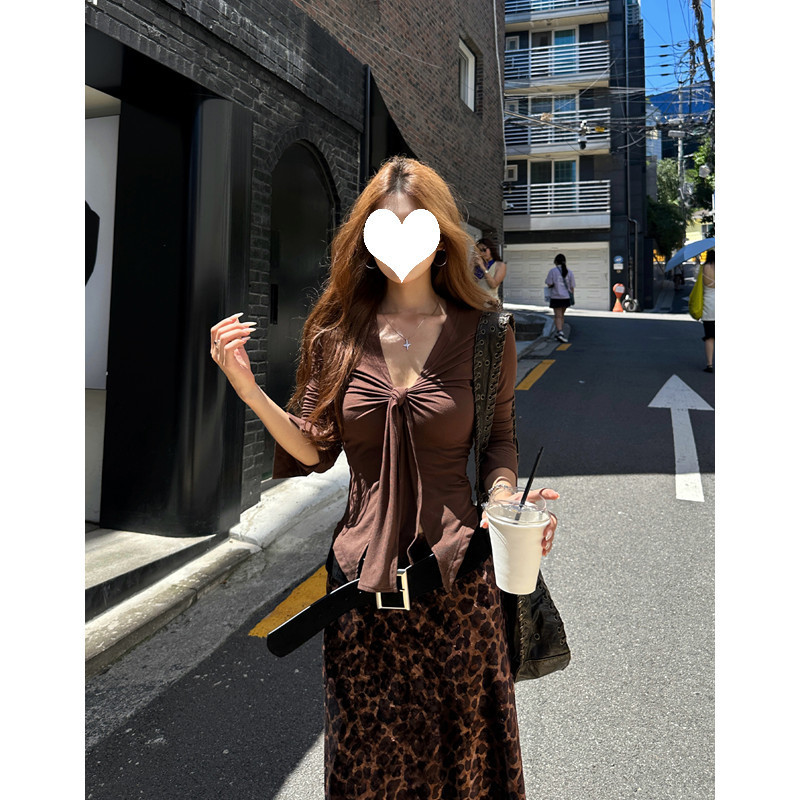 大码胖MM美式辣妹咖色V领扭结长袖T恤女2025秋季修身短款打底上衣|undefined