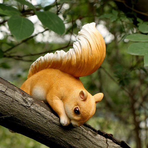 Simulated animal squirrel sculpture pendant courtyard ornaments garden landscape decoration squirrel props resin crafts