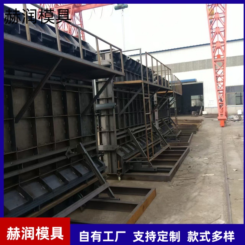 整体围墙板钢模具是一种用于生产预制混凝土围墙板的专用工具。