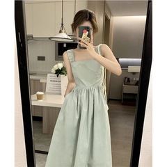 フランス式の方襟のサスペンダーのワンピースの夏の女性の2024の小さい背のデザイン感の小さい衆は腰を収めてやせている気質のスカートを現します。