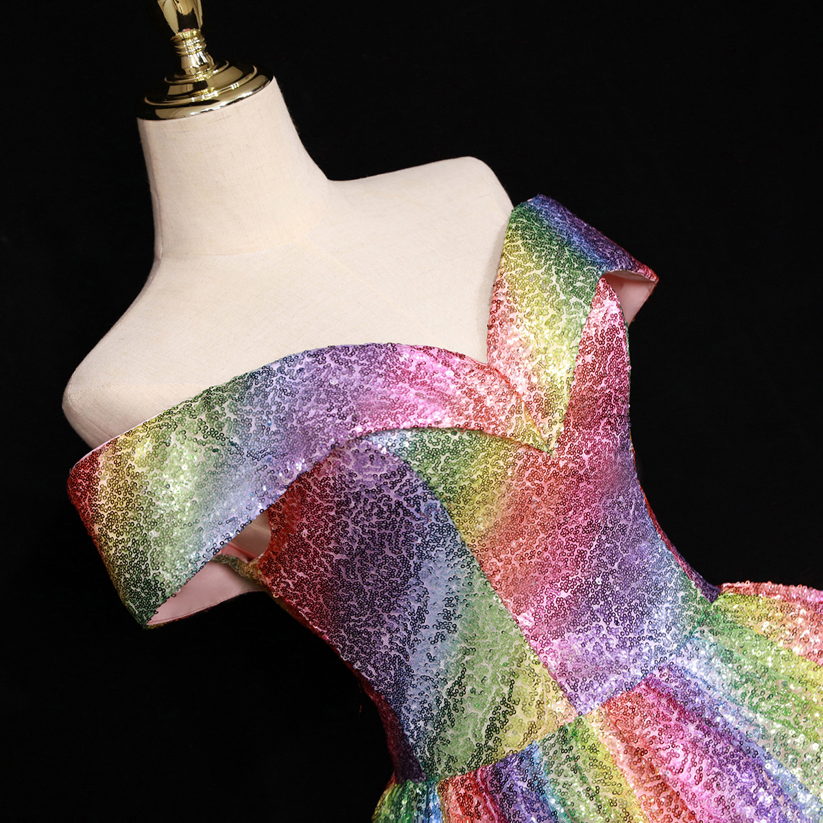 Damenbekleidung Braut verträumtes buntes Paillettenball-Performance-Kostüm mit einer Schulter Hochzeitskleid_voghion.com