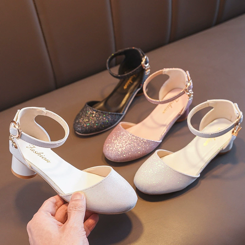 Детские туфли на высоком каблуке для девочек сандалии 2024 новые корейские маленькие девочки выступают в кроссовках принцессы