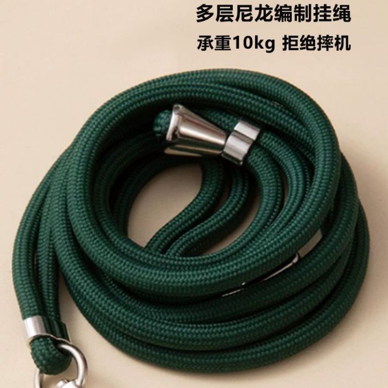 携帯電話のストラップは首のストラップを掛けます。|undefined