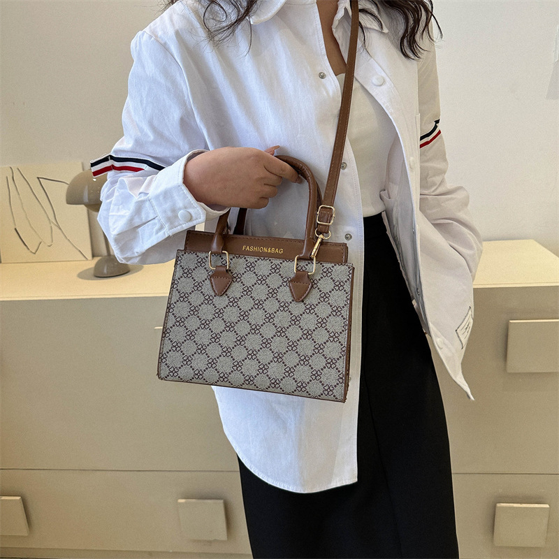 Bolsos bolsos de mujer 2023 nuevo verano retro bolsos de mujer moda atmósfera de gran capacidad mensajero bolso de madre marea